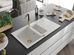 Mexen Matias chiuvetă de bucătărie din granit cu 1,5 cuve și scurgător, cu baterie Flora, alb - 6502-20-670401-57-G