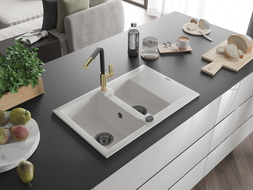 Mexen Gaspar chiuvetă de bucătărie din granit cu 1,5 cuve și scurgător, baterie de bucătărie Flora, alb - 6507-20-670401-57-B