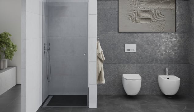 Baie spațioasă cu uși de duș