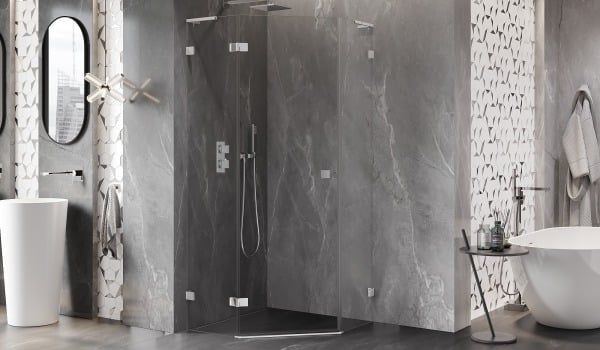 Szürke fürdőszoba, amelyet egy SPA hotel inspirált ötszögletű kabinnal